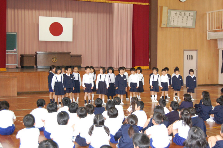 枕崎市立桜山小学校 : 1年生をむかえる会，盛り上がりました！！